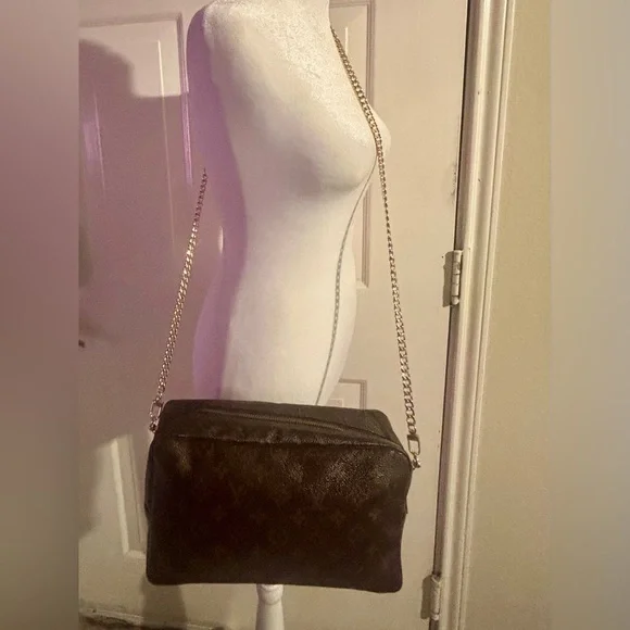 Louis Vuitton Monogram Trousse Toilette 28 Crossbody - Picture 3 of 15